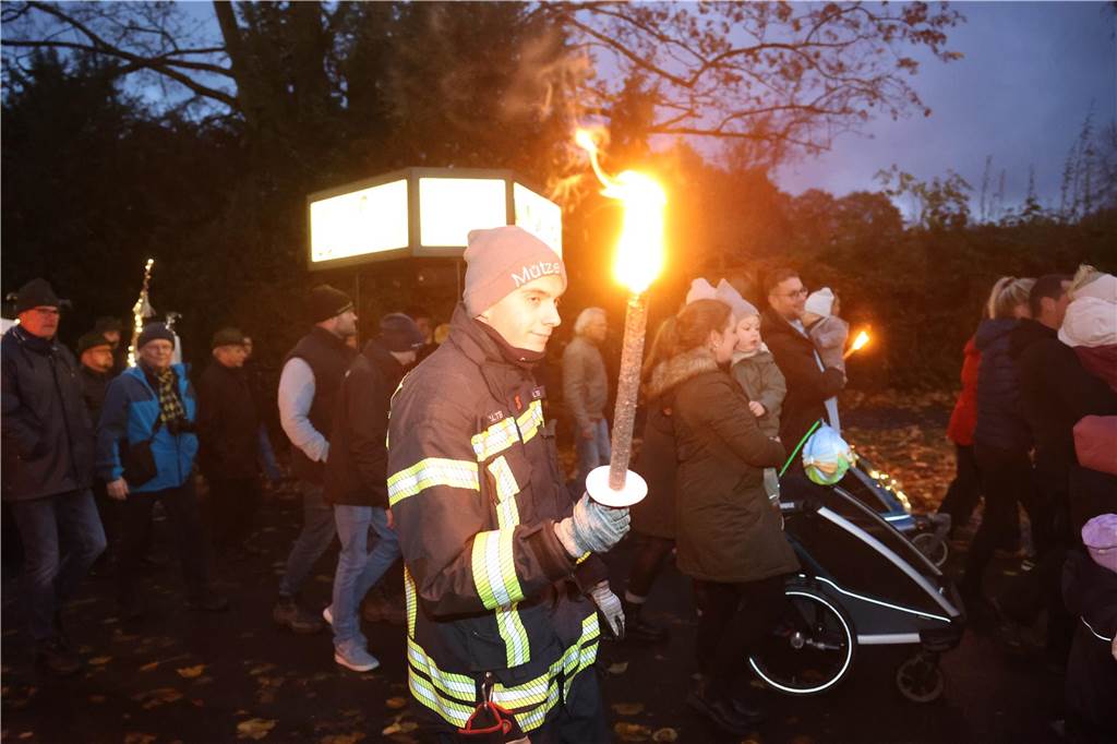 St. Martin zieht mit Familien durch Bork: Viele Bilder vom bunten Laternenzug St. Martin zog am Sonntag (5. November) durch Bork. Viele Kinder waren mit ihren bunten Laternen dabei und strahlten mit ihnen um die Wette.