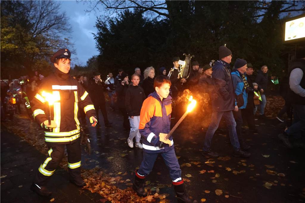 St. Martin zieht mit Familien durch Bork: Viele Bilder vom bunten Laternenzug St. Martin zog am Sonntag (5. November) durch Bork. Viele Kinder waren mit ihren bunten Laternen dabei und strahlten mit ihnen um die Wette.