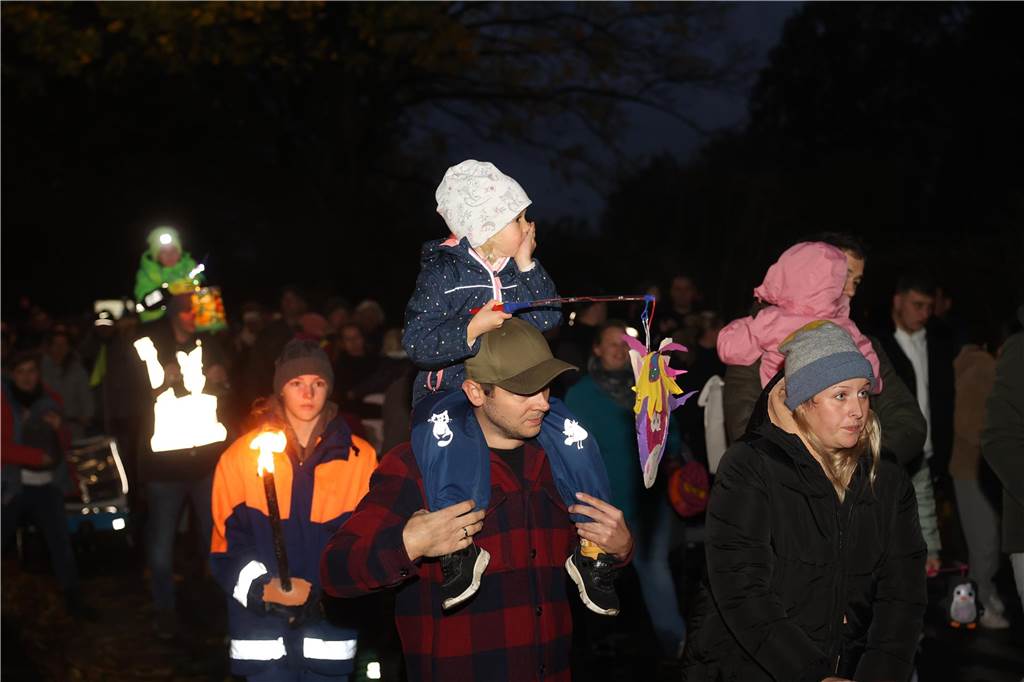 St. Martin zieht mit Familien durch Bork: Viele Bilder vom bunten Laternenzug St. Martin zog am Sonntag (5. November) durch Bork. Viele Kinder waren mit ihren bunten Laternen dabei und strahlten mit ihnen um die Wette.