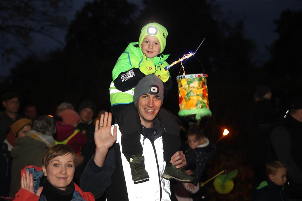 St. Martin zieht mit Familien durch Bork: Viele Bilder vom bunten Laternenzug St. Martin zog am Sonntag (5. November) durch Bork. Viele Kinder waren mit ihren bunten Laternen dabei und strahlten mit ihnen um die Wette.