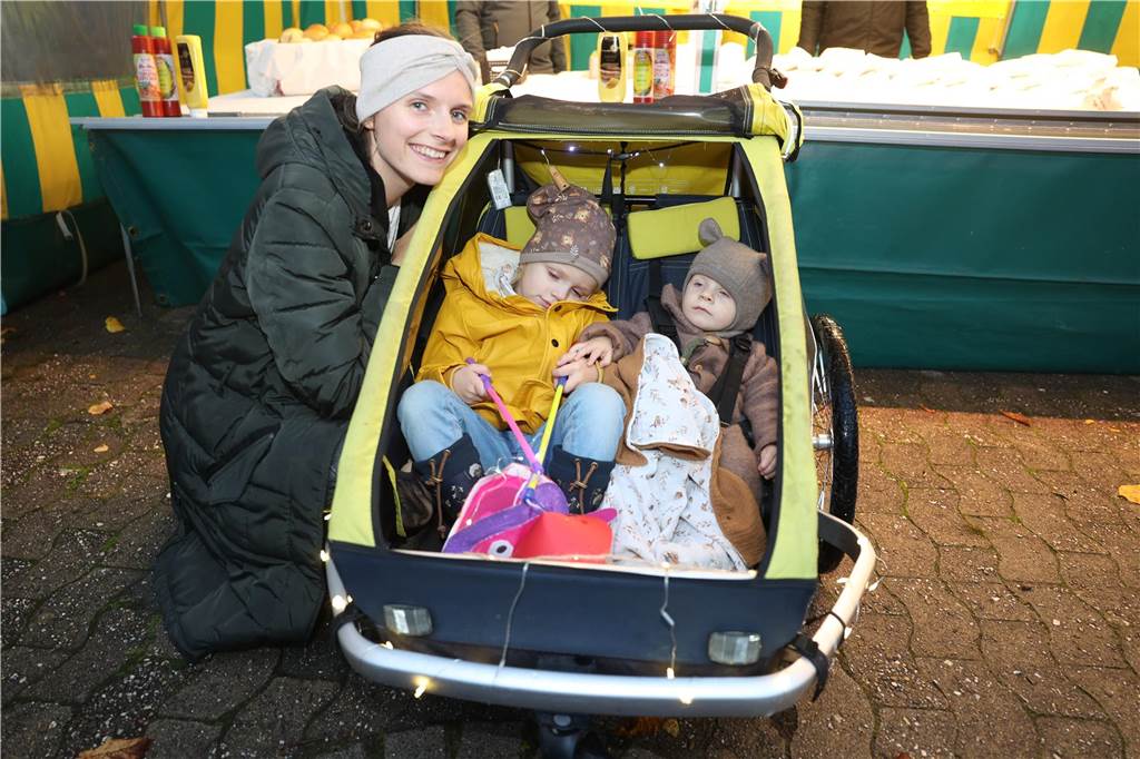 St. Martin zieht mit Familien durch Bork: Viele Bilder vom bunten Laternenzug St. Martin zog am Sonntag (5. November) durch Bork. Viele Kinder waren mit ihren bunten Laternen dabei und strahlten mit ihnen um die Wette.