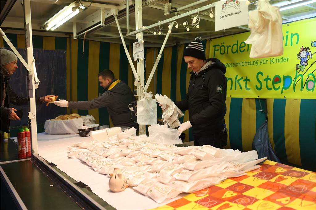 St. Martin zieht mit Familien durch Bork: Viele Bilder vom bunten Laternenzug St. Martin zog am Sonntag (5. November) durch Bork. Viele Kinder waren mit ihren bunten Laternen dabei und strahlten mit ihnen um die Wette.