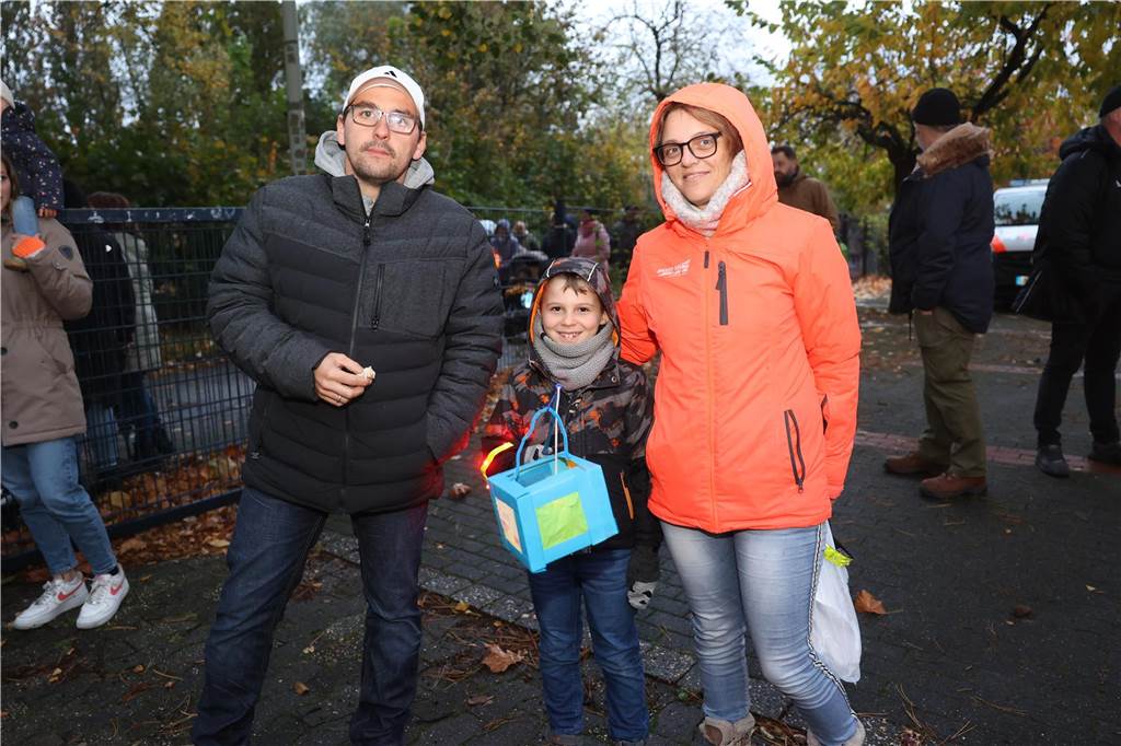 St. Martin zieht mit Familien durch Bork: Viele Bilder vom bunten Laternenzug St. Martin zog am Sonntag (5. November) durch Bork. Viele Kinder waren mit ihren bunten Laternen dabei und strahlten mit ihnen um die Wette.