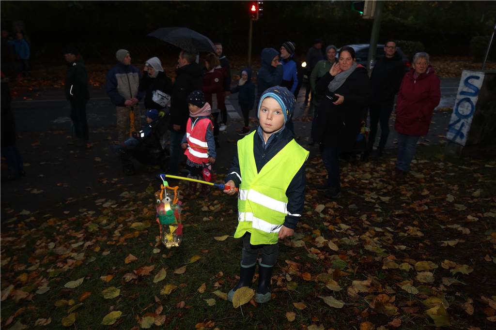 St. Martin zieht mit Familien durch Bork: Viele Bilder vom bunten Laternenzug St. Martin zog am Sonntag (5. November) durch Bork. Viele Kinder waren mit ihren bunten Laternen dabei und strahlten mit ihnen um die Wette.