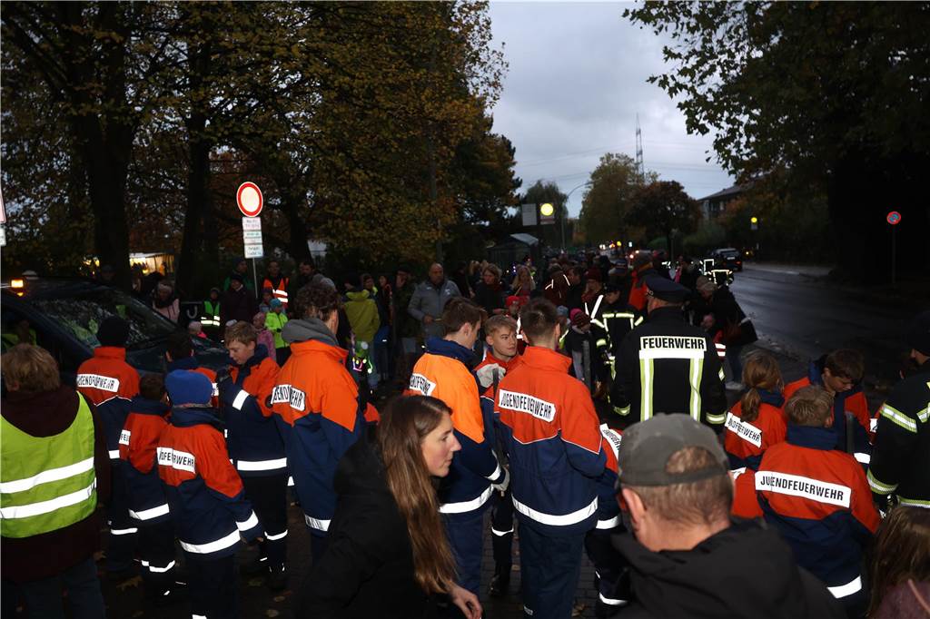 St. Martin zieht mit Familien durch Bork: Viele Bilder vom bunten Laternenzug St. Martin zog am Sonntag (5. November) durch Bork. Viele Kinder waren mit ihren bunten Laternen dabei und strahlten mit ihnen um die Wette.