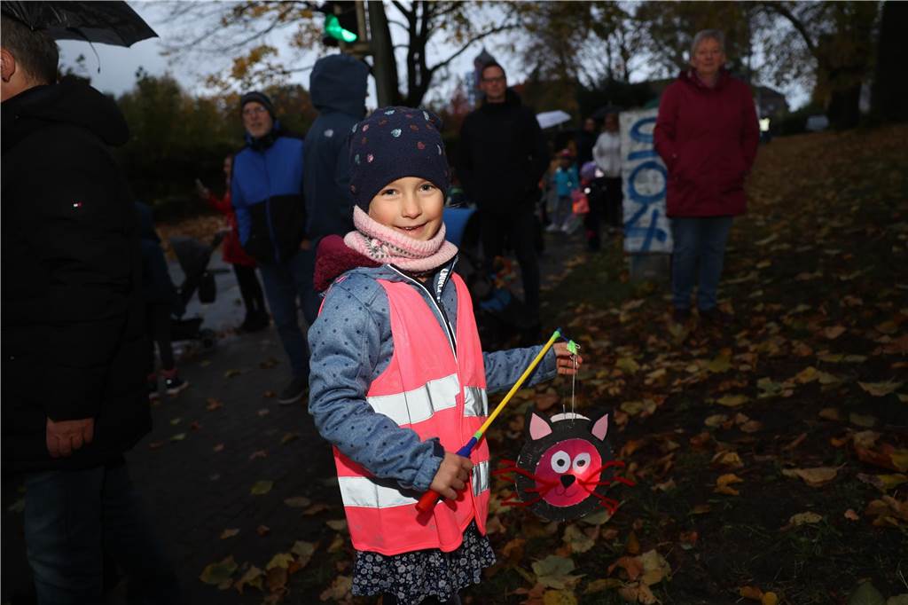 St. Martin zieht mit Familien durch Bork: Viele Bilder vom bunten Laternenzug St. Martin zog am Sonntag (5. November) durch Bork. Viele Kinder waren mit ihren bunten Laternen dabei und strahlten mit ihnen um die Wette.