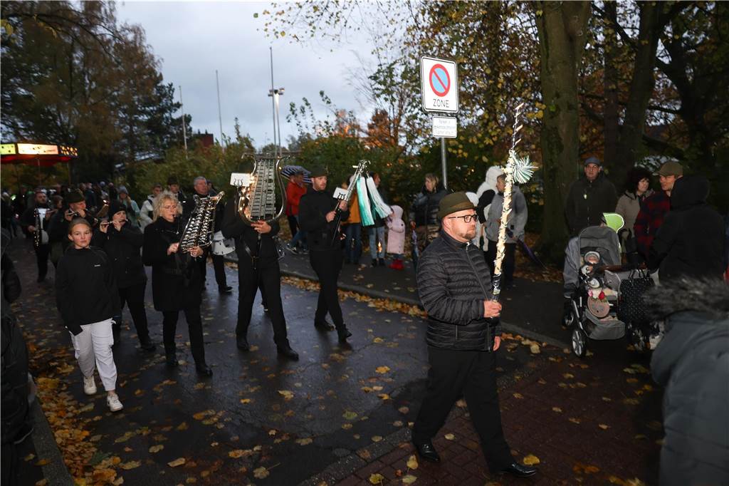 St. Martin zieht mit Familien durch Bork: Viele Bilder vom bunten Laternenzug St. Martin zog am Sonntag (5. November) durch Bork. Viele Kinder waren mit ihren bunten Laternen dabei und strahlten mit ihnen um die Wette.
