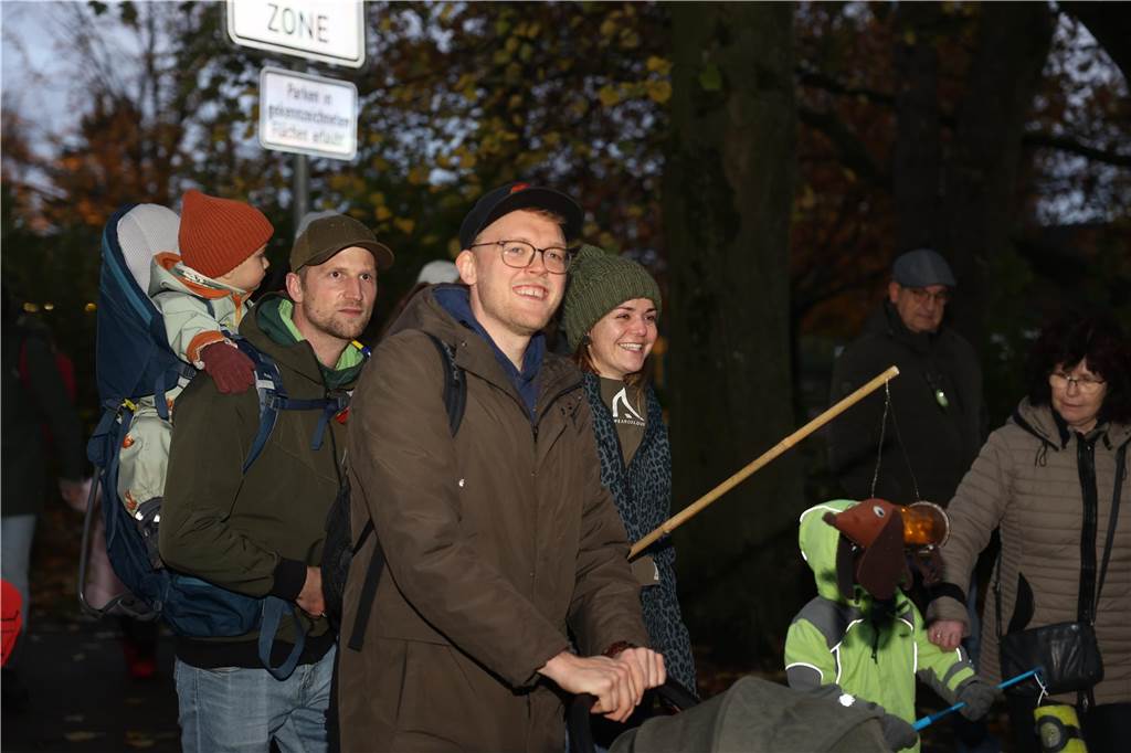 St. Martin zieht mit Familien durch Bork: Viele Bilder vom bunten Laternenzug St. Martin zog am Sonntag (5. November) durch Bork. Viele Kinder waren mit ihren bunten Laternen dabei und strahlten mit ihnen um die Wette.