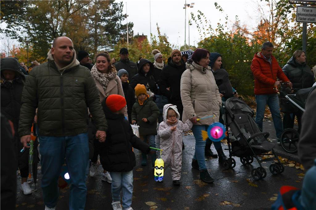 St. Martin zieht mit Familien durch Bork: Viele Bilder vom bunten Laternenzug St. Martin zog am Sonntag (5. November) durch Bork. Viele Kinder waren mit ihren bunten Laternen dabei und strahlten mit ihnen um die Wette.