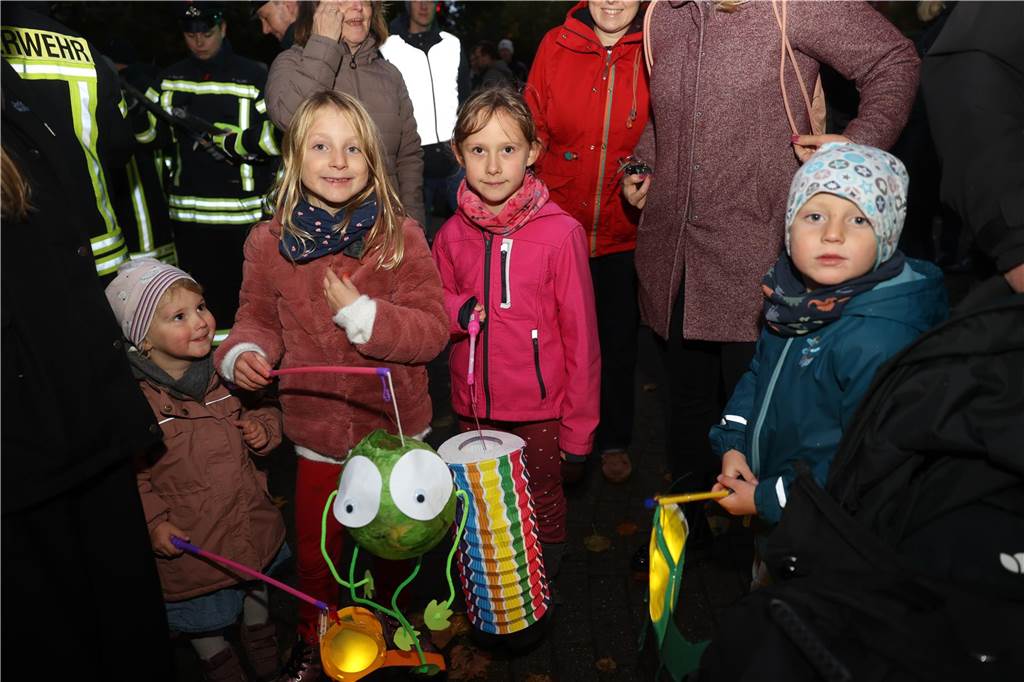 St. Martin zieht mit Familien durch Bork: Viele Bilder vom bunten Laternenzug St. Martin zog am Sonntag (5. November) durch Bork. Viele Kinder waren mit ihren bunten Laternen dabei und strahlten mit ihnen um die Wette.