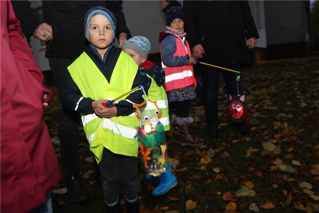 St. Martin zieht mit Familien durch Bork: Viele Bilder vom bunten Laternenzug St. Martin zog am Sonntag (5. November) durch Bork. Viele Kinder waren mit ihren bunten Laternen dabei und strahlten mit ihnen um die Wette.