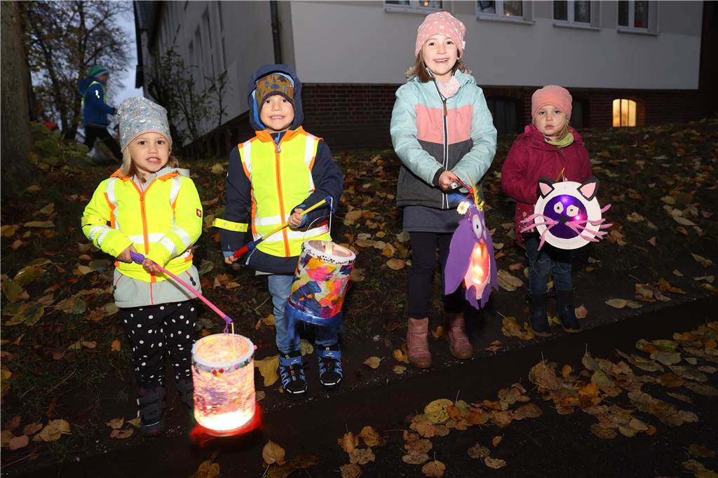 St. Martin zieht mit Familien durch Bork: Viele Bilder vom bunten Laternenzug St. Martin zog am Sonntag (5. November) durch Bork. Viele Kinder waren mit ihren bunten Laternen dabei und strahlten mit ihnen um die Wette.