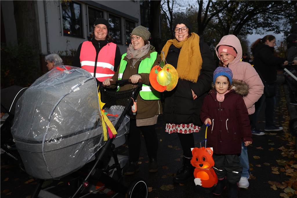 St. Martin zieht mit Familien durch Bork: Viele Bilder vom bunten Laternenzug St. Martin zog am Sonntag (5. November) durch Bork. Viele Kinder waren mit ihren bunten Laternen dabei und strahlten mit ihnen um die Wette.