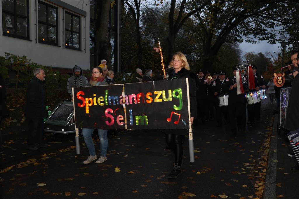 St. Martin zieht mit Familien durch Bork: Viele Bilder vom bunten Laternenzug St. Martin zog am Sonntag (5. November) durch Bork. Viele Kinder waren mit ihren bunten Laternen dabei und strahlten mit ihnen um die Wette.