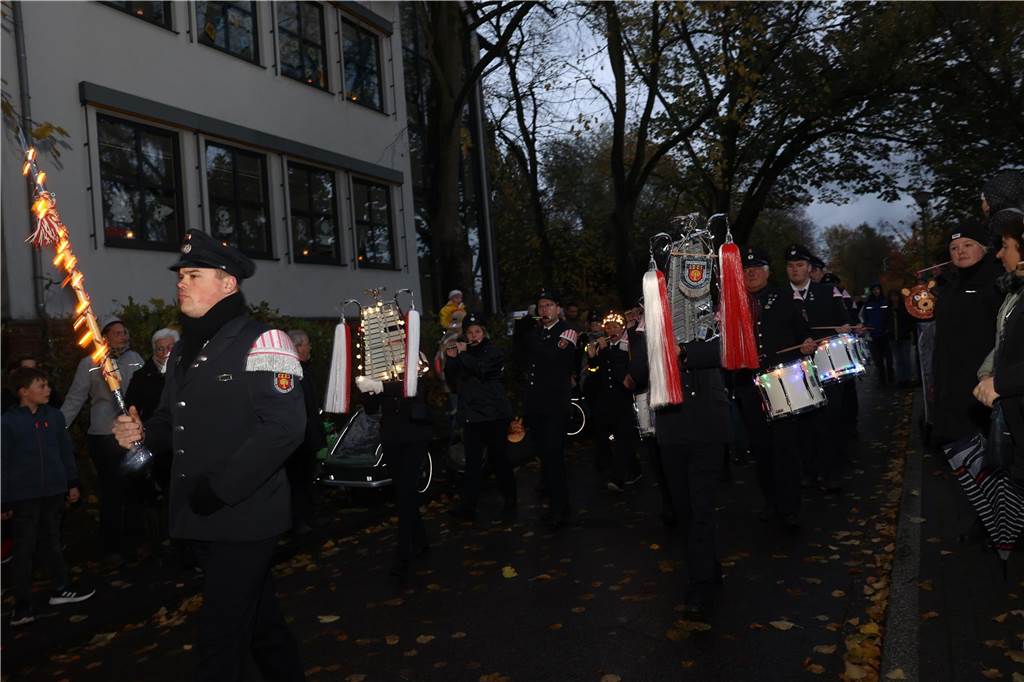 St. Martin zieht mit Familien durch Bork: Viele Bilder vom bunten Laternenzug St. Martin zog am Sonntag (5. November) durch Bork. Viele Kinder waren mit ihren bunten Laternen dabei und strahlten mit ihnen um die Wette.