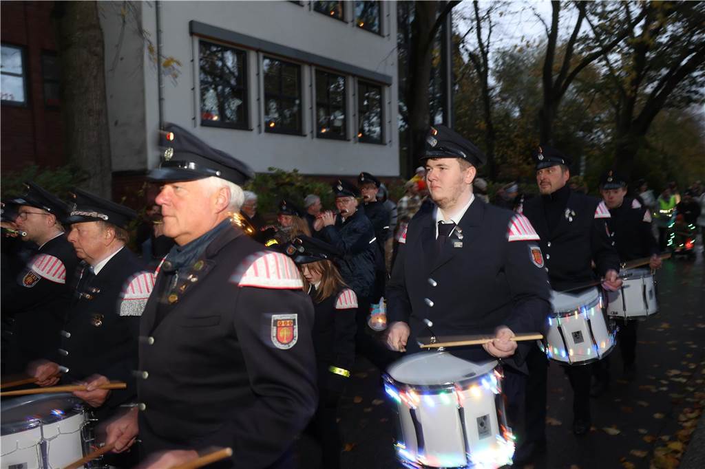 St. Martin zieht mit Familien durch Bork: Viele Bilder vom bunten Laternenzug St. Martin zog am Sonntag (5. November) durch Bork. Viele Kinder waren mit ihren bunten Laternen dabei und strahlten mit ihnen um die Wette.