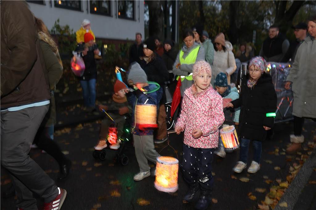 St. Martin zieht mit Familien durch Bork: Viele Bilder vom bunten Laternenzug St. Martin zog am Sonntag (5. November) durch Bork. Viele Kinder waren mit ihren bunten Laternen dabei und strahlten mit ihnen um die Wette.