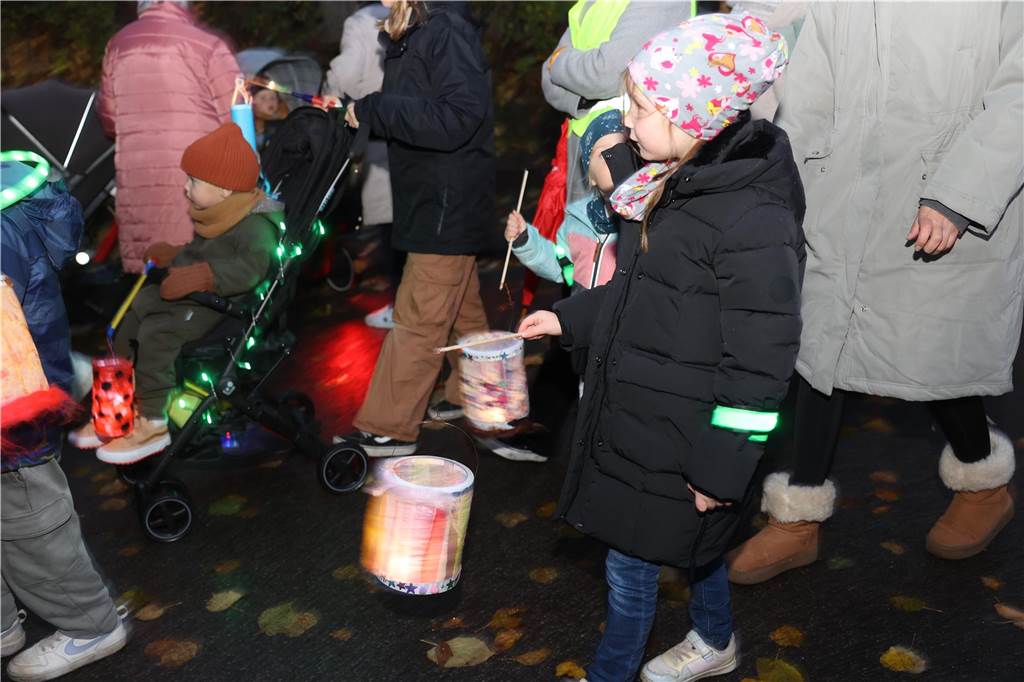 St. Martin zieht mit Familien durch Bork: Viele Bilder vom bunten Laternenzug St. Martin zog am Sonntag (5. November) durch Bork. Viele Kinder waren mit ihren bunten Laternen dabei und strahlten mit ihnen um die Wette.