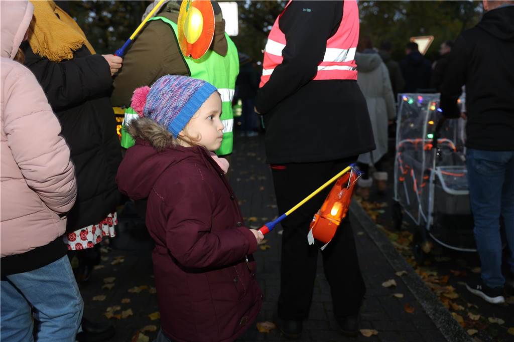 St. Martin zieht mit Familien durch Bork: Viele Bilder vom bunten Laternenzug St. Martin zog am Sonntag (5. November) durch Bork. Viele Kinder waren mit ihren bunten Laternen dabei und strahlten mit ihnen um die Wette.