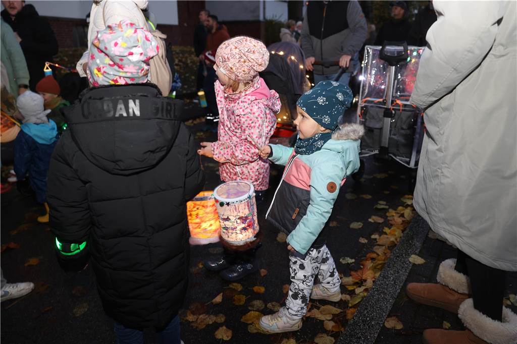St. Martin zieht mit Familien durch Bork: Viele Bilder vom bunten Laternenzug St. Martin zog am Sonntag (5. November) durch Bork. Viele Kinder waren mit ihren bunten Laternen dabei und strahlten mit ihnen um die Wette.