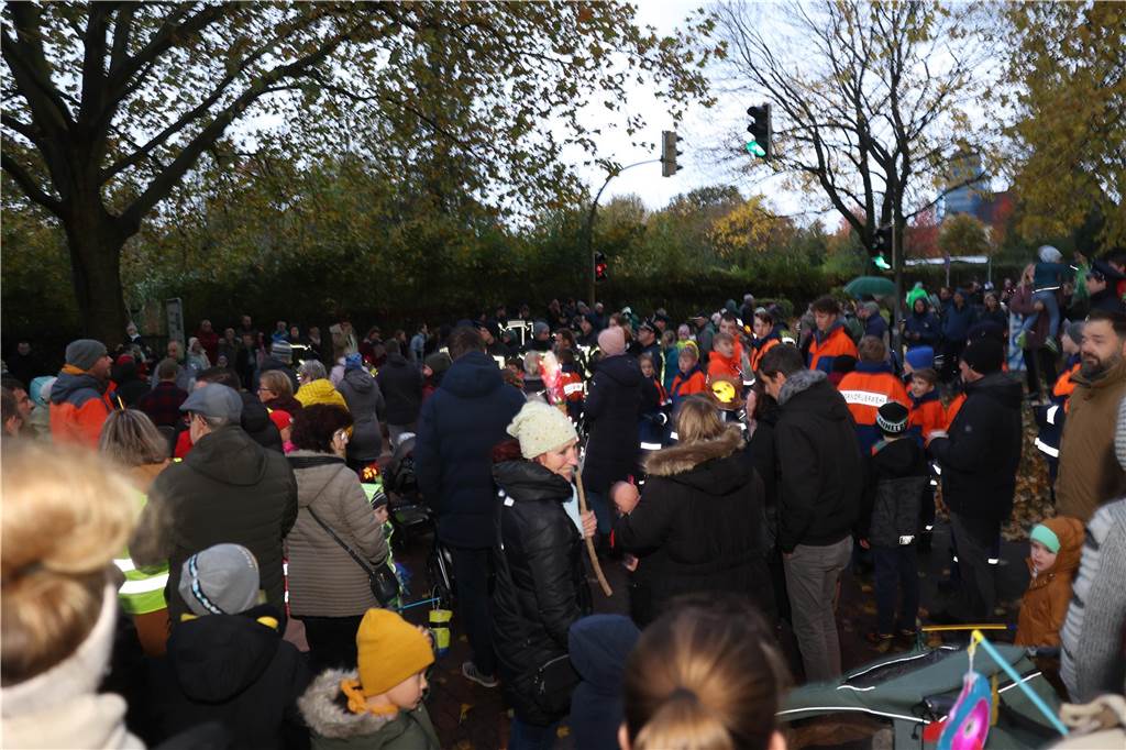 St. Martin zieht mit Familien durch Bork: Viele Bilder vom bunten Laternenzug St. Martin zog am Sonntag (5. November) durch Bork. Viele Kinder waren mit ihren bunten Laternen dabei und strahlten mit ihnen um die Wette.