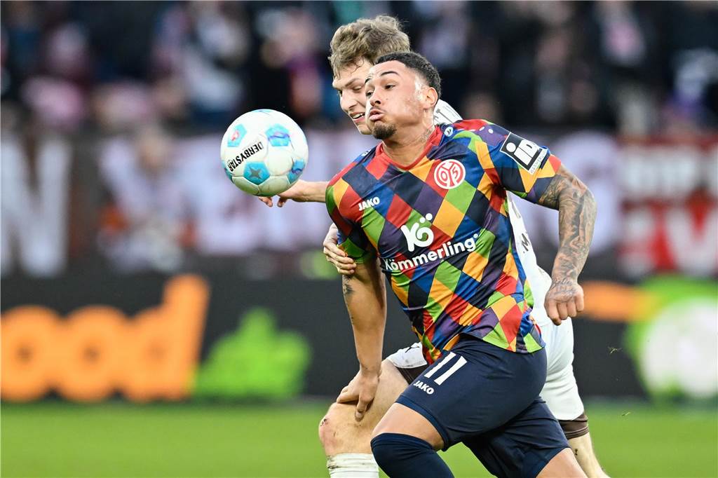 Die Bundesliga-Kolumne nach dem 23. Spieltag: Sechs für die Seele St. Paulis David Nemeth (l) und Armindo Sieb von Mainz kämpfen um den Ball.