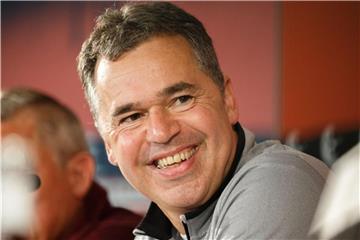 St. Paulis Geschäftsführer Andreas Rettig lieferte sich mit HSV-Finanzvorstand Wettstein ein kleines Streitgespräch. Foto: Sina Schuldt