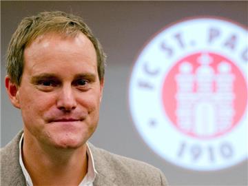 St. Paulis Präsident Oke Göttlich hat Vertrauen in Trainer und Sportchef. Foto: Daniel Bockwoldt