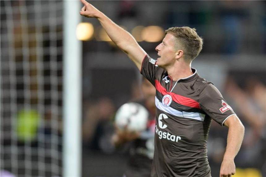 St. Pauli übernimmt mit 2:0 gegen Darmstadt Tabellenspitze St. Paulis Richard Neudecker feiert seinen Treffer zum 1:0 gegen Darmstadt 98. Foto: Axel Heimken
