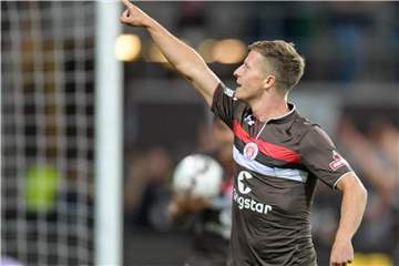 St. Paulis Richard Neudecker feiert seinen Treffer zum 1:0 gegen Darmstadt 98. Foto: Axel Heimken