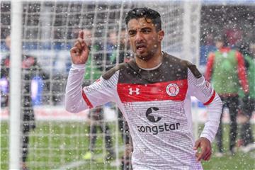 St. Paulis Sami Allagui behielt im Schneegestöber die Übersicht. Foto: Armin Weigel