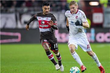 St. Paulis Sami Allagui (l) und der Nürnberger Hanno Behrens kämpfen um den Ball. Foto. Axel Heimken Foto: Axel Heimken