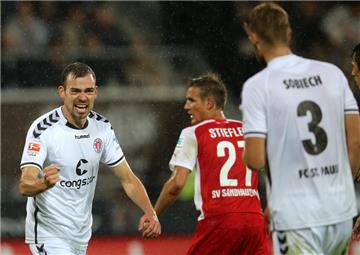 St. Paulis Sebastian Schachten (l.) feiert mit Lasse Sobiech den Treffer zum 2:1 - gleichzeitig der Siegtreffer gegen Sandhausen.