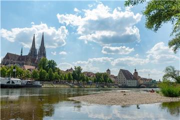 St. Peter an der Donau: Die anhaltende Trockenheit in Deutschland hat auch Folgen für die Binnenschifffahrt. Foto: Armin Weigel