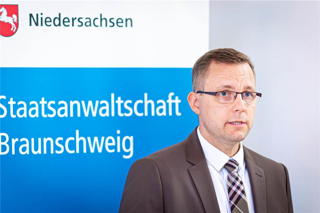 Vermisstenfall Maddie McCann: Anklage gegen Verdächtigen geplatzt Staatsanwalt Hans Christian Wolters gibt in den Räumlichkeiten der Staatsanwaltschaft Braunschweig ein Pressestatement ab.