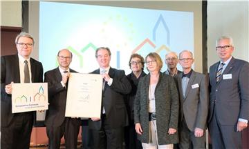 Staatssekretär Dr. Marc Jan Eumann, Europaminister Franz-Josef Lersch-Mense, Bürgermeister Christian Vedder, Connie Grevers und Hildegart Köppen als Vertreterinnen der Schulen, Manfred Harmeling und Siegfried Osterholt vom Oedinger Heimatverein sowie Thijs van Beem, Winterswijker Bürgermeister (v.l.), bei der Preisverleihung in Düsseldorf.