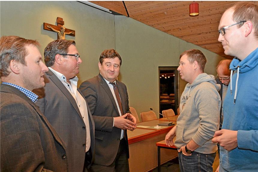 Für Staatssekretär ist Offener Ganztag keine Drehtür Staatssekretär Mathias Richter (Mitte) im Gespräch mit betroffenen Eltern.