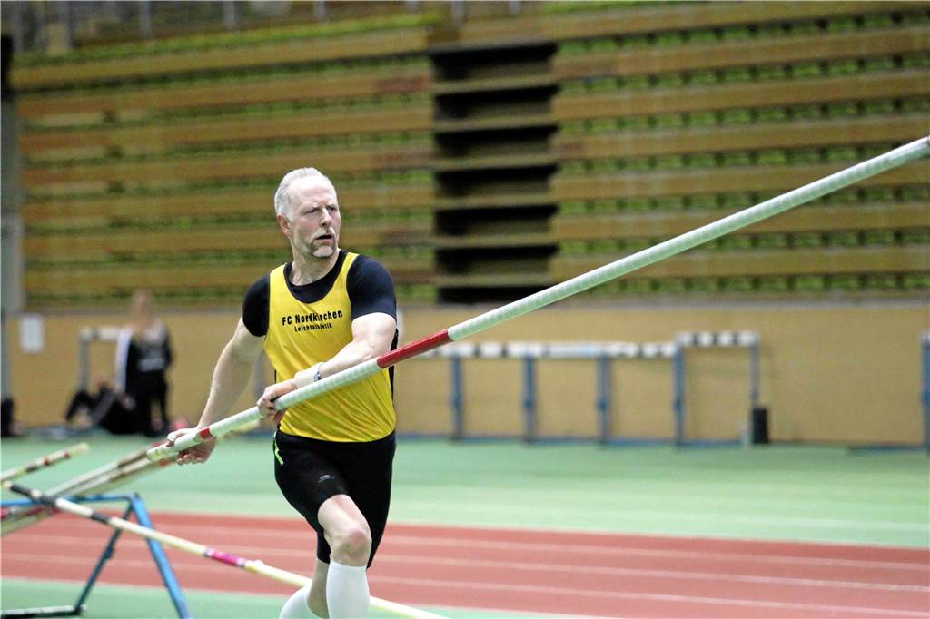 Fit und gesund bleiben mit Ü70: Sport im Alter kann körperliche Defizite aufhalten und verbessern Stabhochspringer Alfred Achtelik hat durch seinen Berufs- und Sportalltag wieder mit älteren Menschen zu tun.