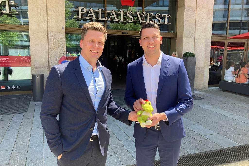 Palais Vest in Recklinghausen: Neuer Centermanager kündigt neue Läden an Zwei Männer in Anzügen stehen vor dem Eingang des Palais Vest in Recklinghausen.