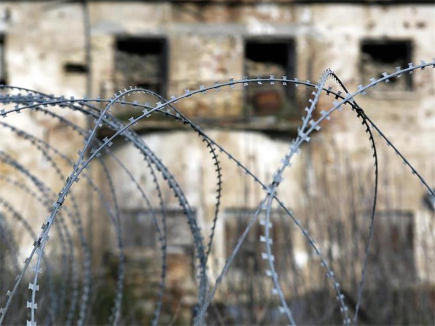 Bewegung in Zypern-Gesprächen: Türkei bietet Truppenabzug an Stacheldraht in Nikosia vor einem verlassenem Gebäuden innerhalb der von der UN kontrollierten Pufferszone. Foto: Petros Karadjias