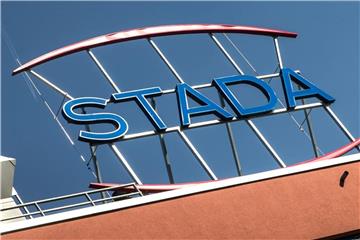 Stada-Logo am Firmensitz des Arzneimittelherstellers in Bad Vilbel. Foto: Frank Rumpenhorst
