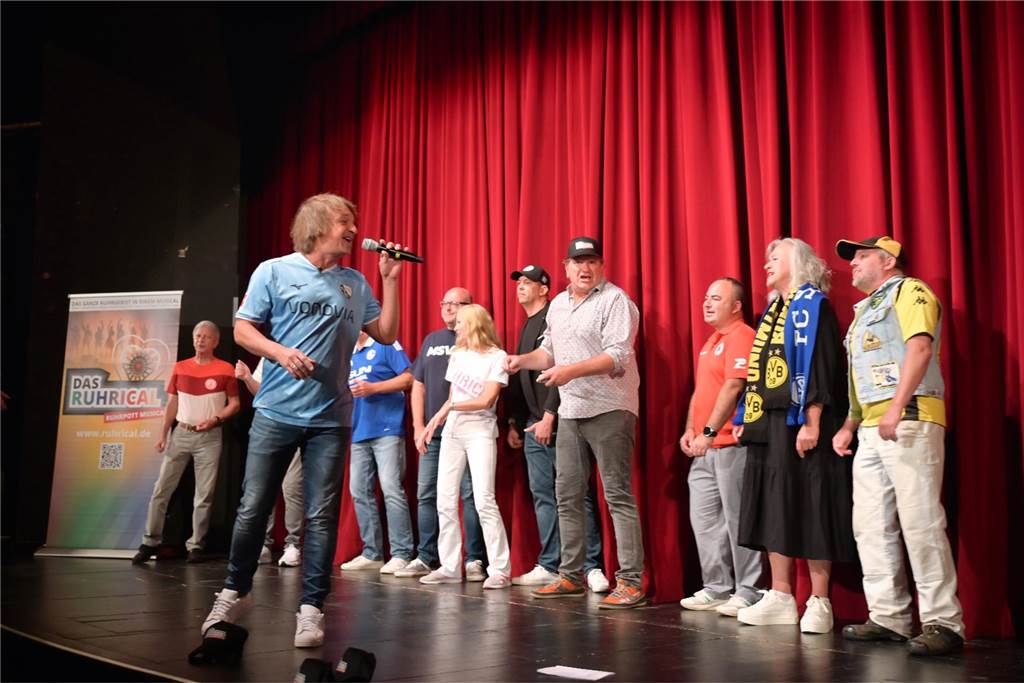 BVB-Stadionsprecher Nobby Dickel und Schalke-Quatscher DJ Dirk vereint Stadionsprecher Michael Wurst singt "Ruhrpott, mein Ruhrgebiet", und mit ihm der Chor der anderen Stadionsprecher aus dem Revier.