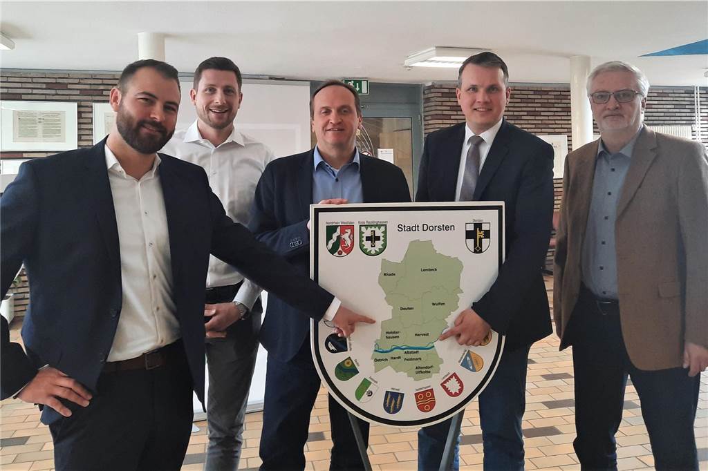 Glasfaser: „Mehrere tausend“ Haushalte bekommen schnelleres Internet Stadt Dorsten und Westconnect unterzeichneten einen Kooperationsvertrag, der den weiteren Ausbau von Glasfasernetzen bis 2026 regelt: Tino Tregel, Projektmanager bei Westconnect, Markus Droste, Kommunalmanager bei Westenergie, Carsten Lagemann, Geschäftsführer Westconnect, Tobias Stockhoff, Bürgermeister und Arno Schade, Breitbandbeauftragter der Stadt Dorsten (von links)