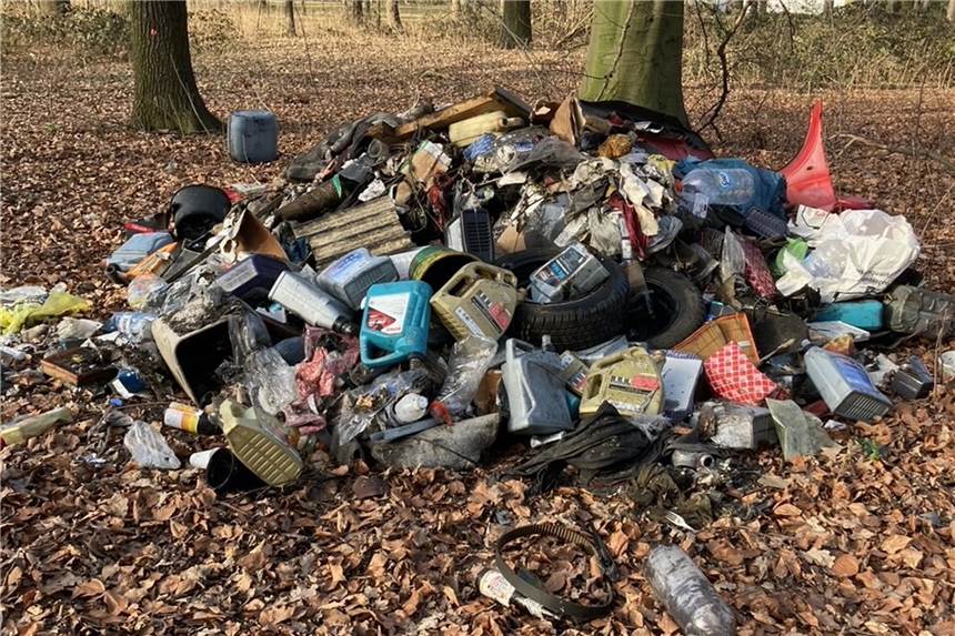 Müllberg sorgt für Feuerwehr-Einsatz in großer Dortmunder Parkanlage Stadt, Polizei und Feuerwehr waren wegen dieses Müllbergs im Einsatz.