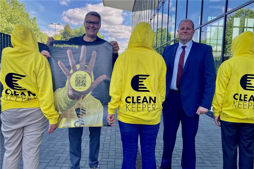 Stadt und EDG Hand in Hand: OB Thomas Westphal und EDG-Geschäftsführer Bastian Prange werben für die "Cleankeeper"-Aktion.