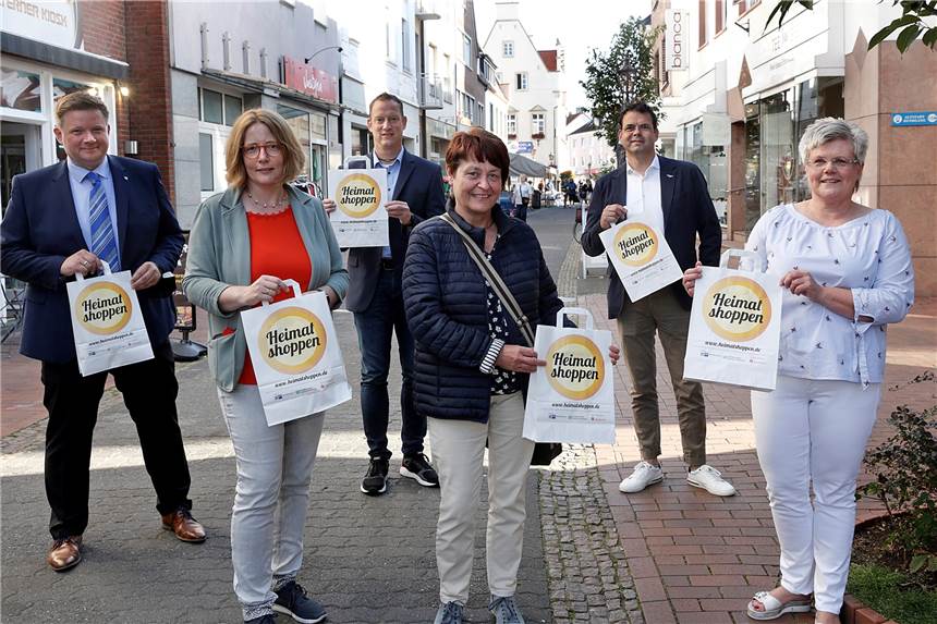 Halterner Geschäfte sind beim „Heimat shoppen“ wieder dabei Stadt und Geschäftsleute unterstützen die Aktion Heimat shoppen in Haltern, v.l. Bürgermeister Andreas Stegemann, Judith Kreft (Wirtschaftsförderung), Stephan Steinberg (Halterner Zeitung), Maria Lichter (Wirtschaftsförderung), Christoph Kleinefeld (Werbegemeinschaft) und Angelika Schmäing (Reisebüro Haltern).