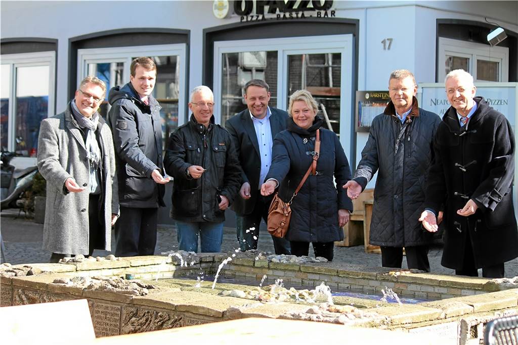 Was passiert mit dem Brunnen auf dem Marktplatz in Dorsten? Emotionale Debatte erwartet Stadt und Sponsoren im Jahr 2015: Damals wurde der Brunnen wieder ans Sprudeln gebracht.