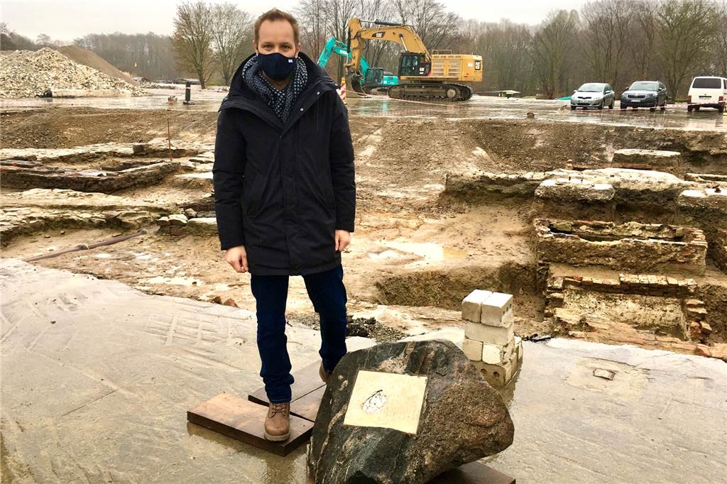 Archäologen graben bei Wilo Kapelle und Gruften derer von Romberg aus Stadtarchäologe Ingmar Luther hat die Ausgrabung und die Fundstücke im Blick. Der Felsen mit Schrifttafel weist auf einen früh verstorbenen Sohn Clemens von Rombergs hin.