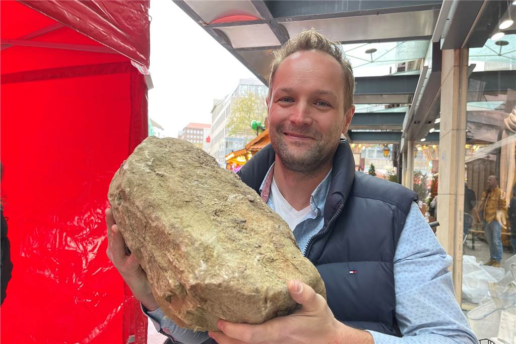 „Wir sind überwältigt“: Stadt nennt Spendensumme der Stadtmauer-Aktion Stadtarchäologe Ingmar Luther präsentiert einen der Steine der mittelalterlichen Stadtmauer. Mit dem Andrang am Sonntag hätte er nicht gerechnet.