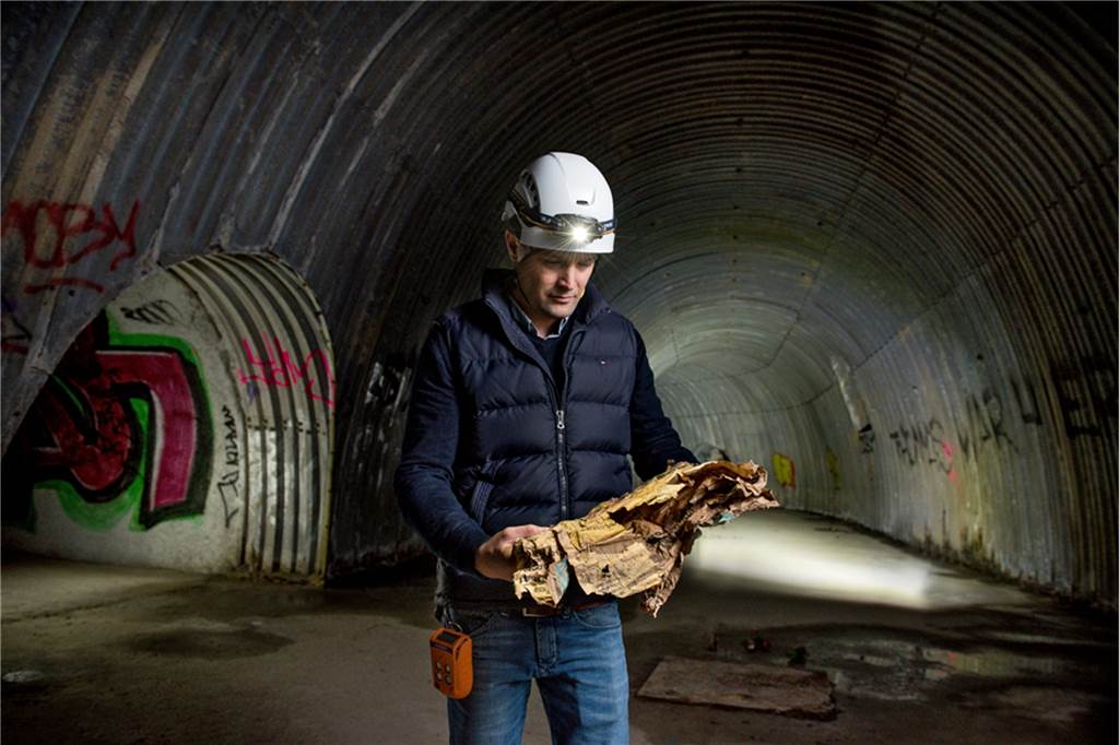Faszinierende Bilder: Archäologen erforschen riesige Bunkeranlage unter Dortmund Stadtarchäologe Ingmar Lutter in einem Teil des alten Tiefstollens mit einem Fundstück.